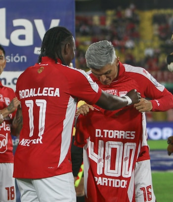 Hugo Rodallega, capitán de Independiente Santa Fe, dándole una camiseta de 400 partidos a Daniel Torres en Independiente Santa Fe - crédito @santafe_oficial/Instagram