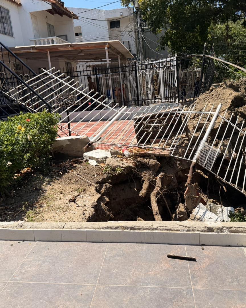 La Alcaldía de Santa Marta se comprometió a reparar los daños y finalizar las obras de alcantarillado para poner fin a un problema que lleva más de dos décadas afectando al barrio - crédito Entérate en Línea / Facebook