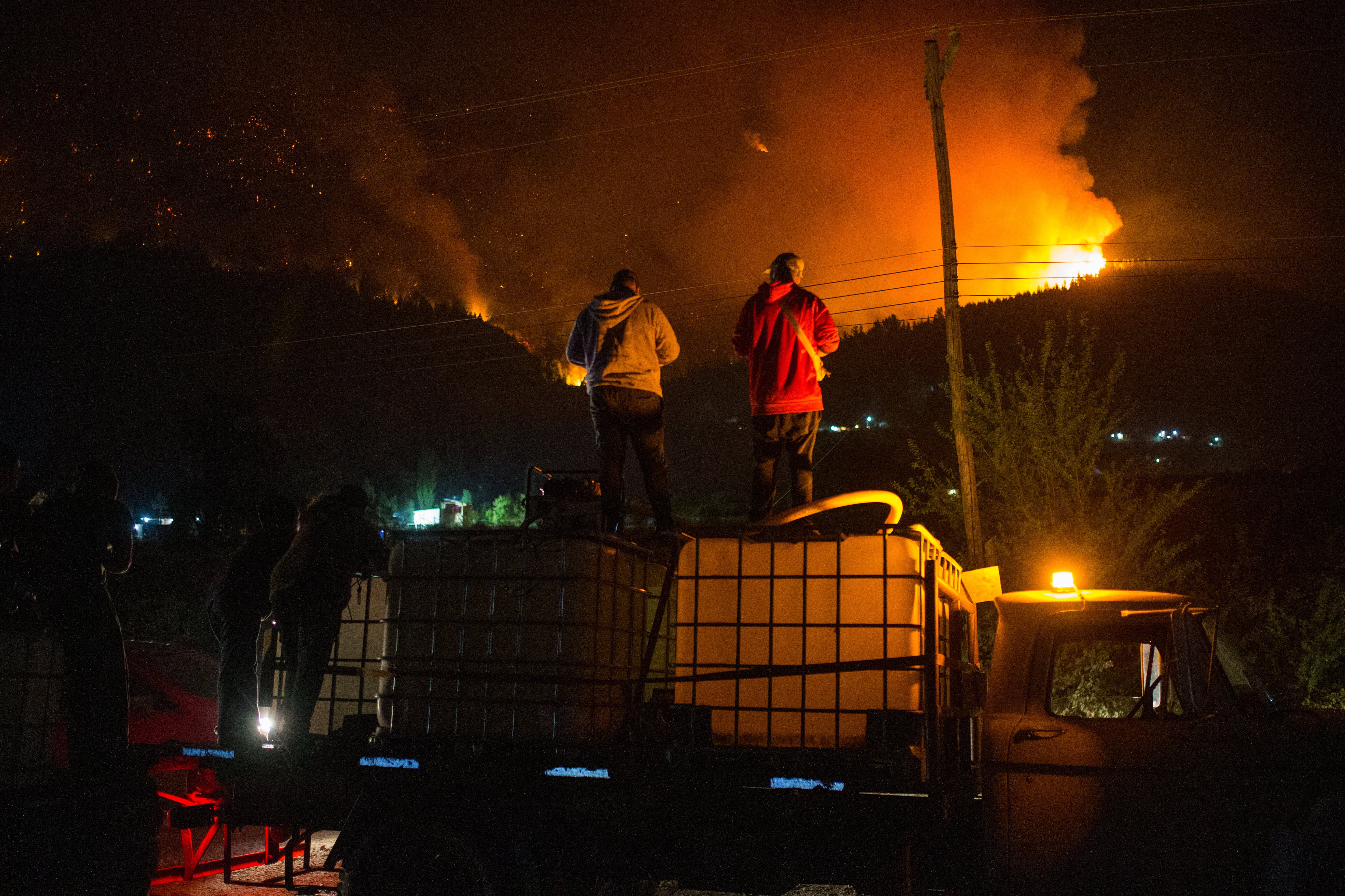 La emergencia ambiental en Chubut moviliza a brigadistas, voluntarios y fuerzas nacionales en la lucha contra el fuego (AFP)