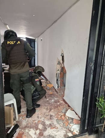La investigación señala que los responsables perforaron una pared desde una vivienda aledaña para ingresar a la zona de cajas fuertes del banco - crédito Policía