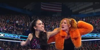 AJ Lee regresó para defender