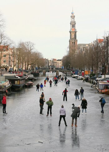 Holandeses patinan sobre hielo durante