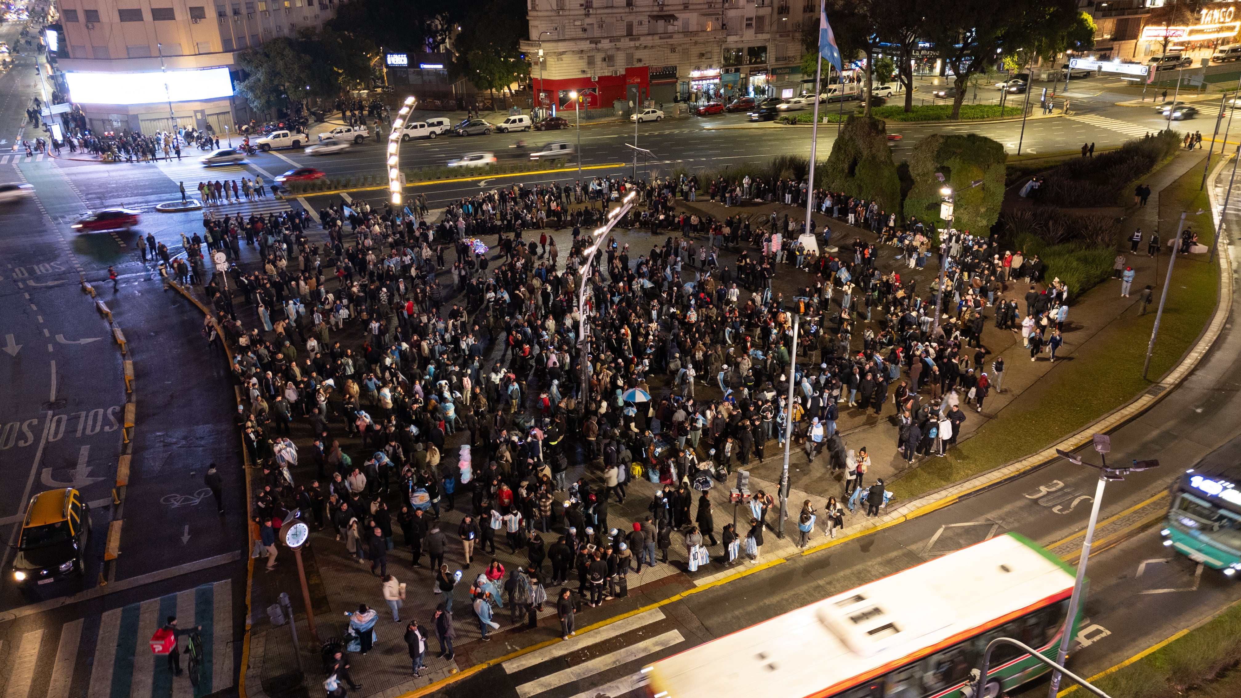 Mientras se juega Argentina-Suiza, los hinchas argentinos comenzaron a llegar al Obelisco