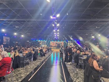 Salón completo: más de 600