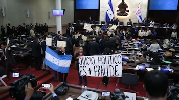 Caos en el Congreso de Honduras: bancada de Libre irrumpe con protestas durante lectura clave del juicio político contra funcionarios electorales
