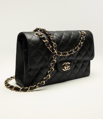 Bolso CHANEL de solapa negro de cuero granulado, acolchado de rombos, con cierre dorado de logo CC y correa de cadena dorada entrelazada