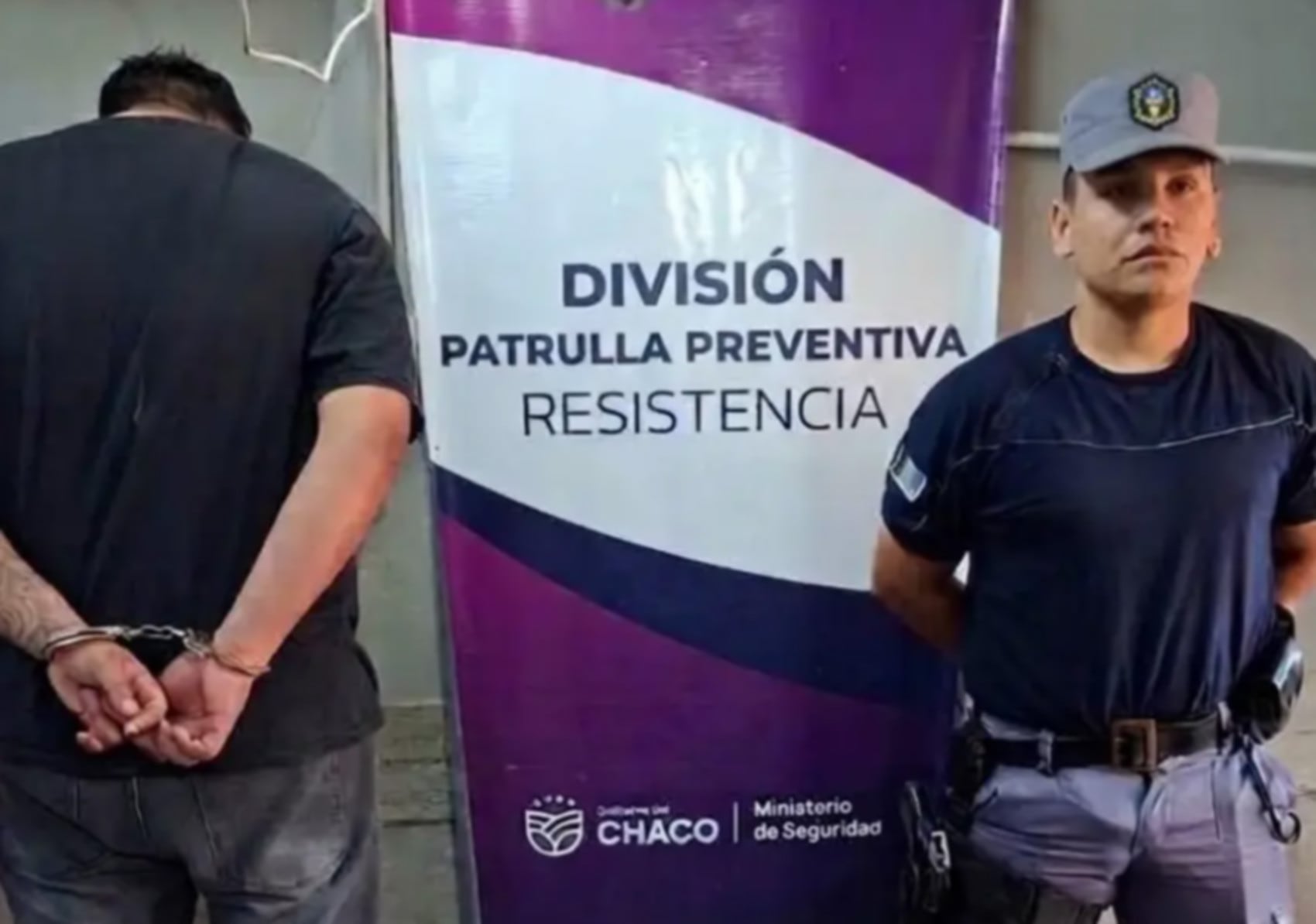 Un efectivo de la Patrulla Preventiva custodia a un hombre esposado por agredir a su pareja en la vía pública de Resistencia. (Diario Chaco)
