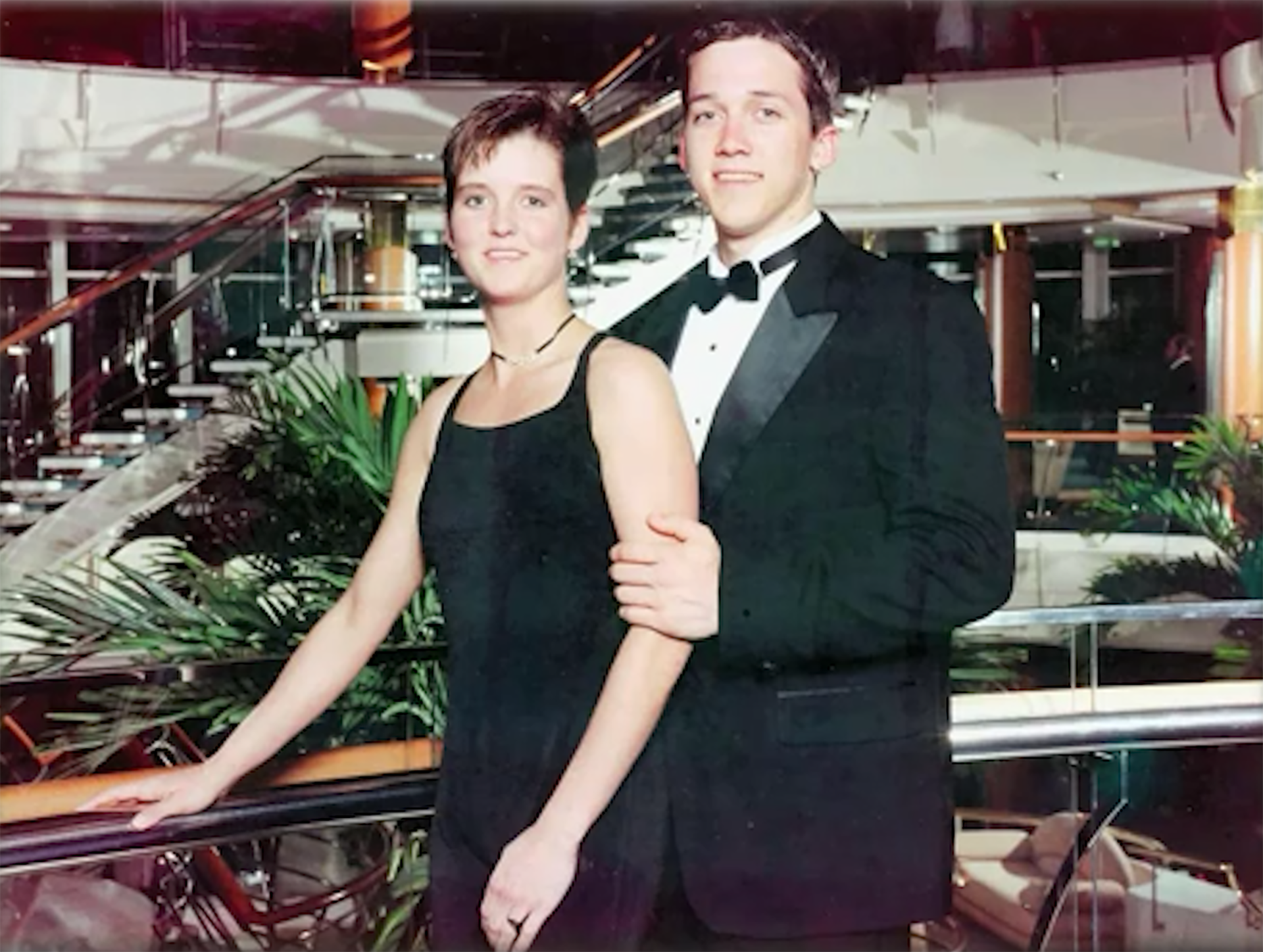 Amy Bradley y su hermano Brad en la noche de gala del crucero de 1998