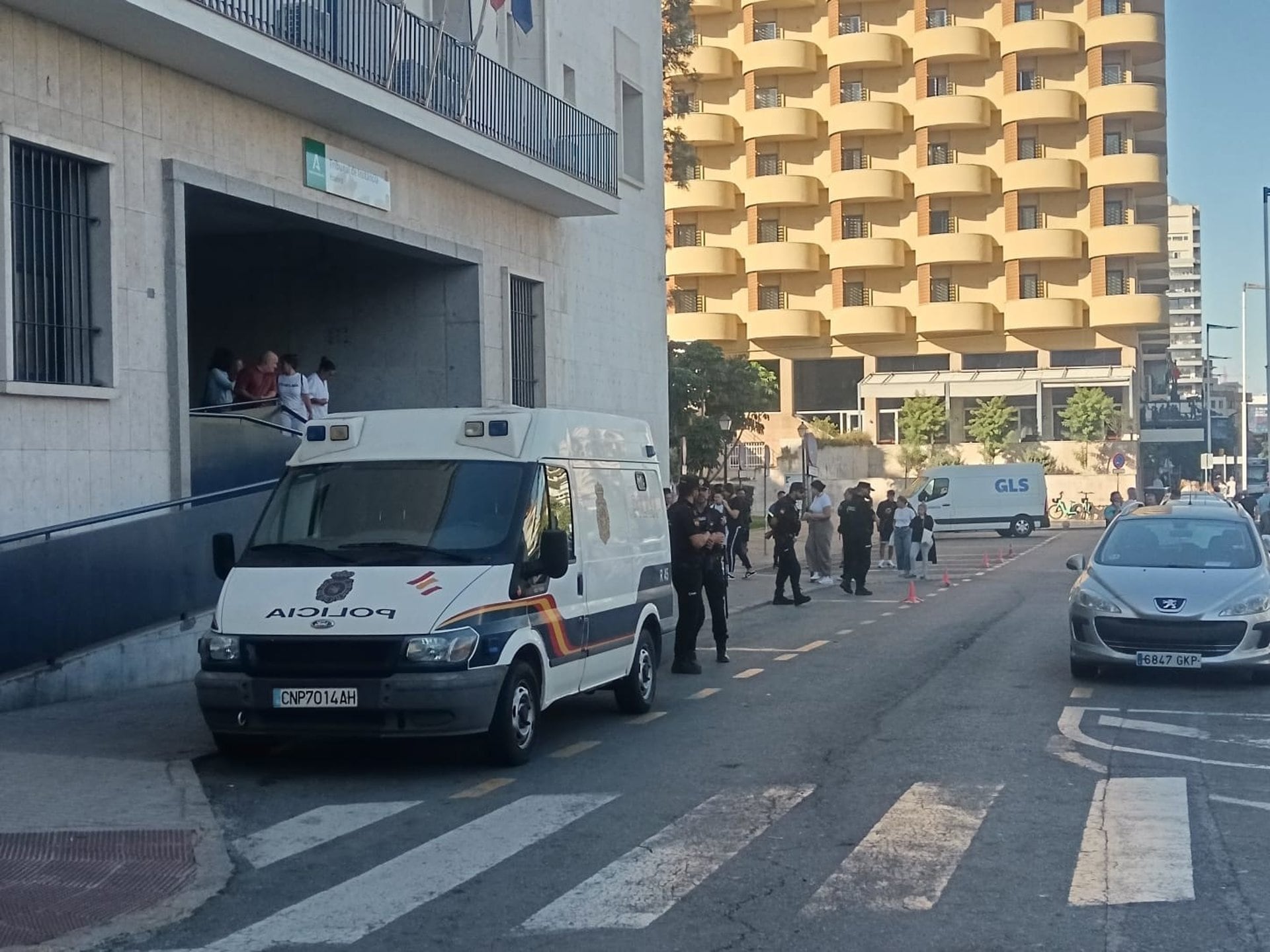 16/10/2026 Ambiente en el exterior de la Audiencia Provincial de Huelva durante la jornada de conformación del jurado del juicio por el asesinato de un hombre en El Torrejón en 2024.POLITICA