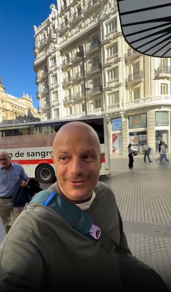 El presentador realizaba un recorrido turístico por las calles parisinas.