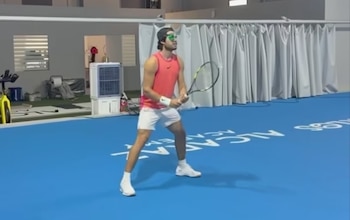 El tenista español Carlos Alcaraz durante un entrenamiento con una especie de parche en el ojo (Instagram)
