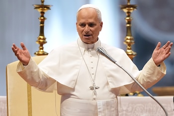 El papa León XIV ofrece una bendición en la basílica de San Pedro durante su audiencia general semanal, en el Vaticano, el 5 de agosto de 2026. (AP Foto/Gregorio Borgia)