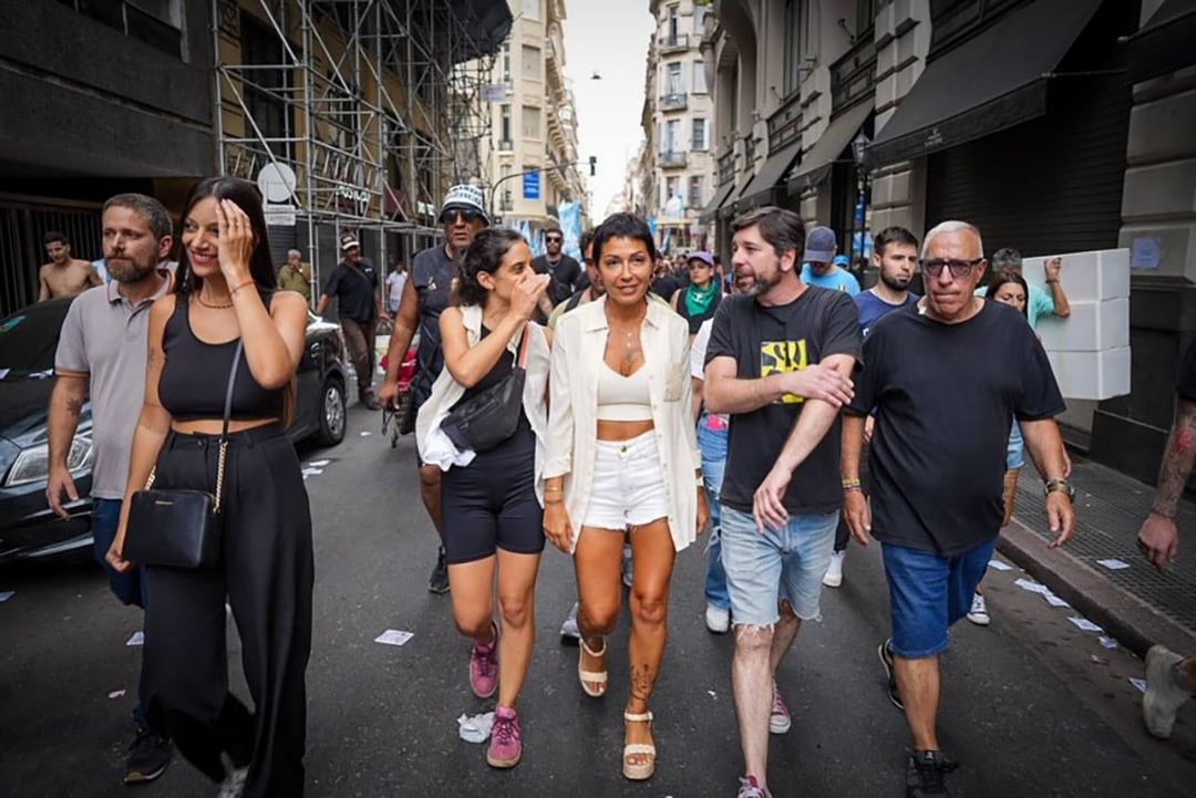 Mayra Mendoza estuvo en las inmediaciones del Congreso