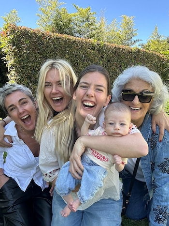 Valeria Mazza rodeada de su