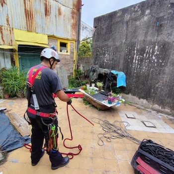 Personal del SIES traslada a la mujer al hospital PAMI II para su evaluación clínica