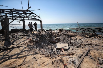 Palestinos inspeccionan el lugar de