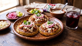 Receta de sopes de cochinita pibil: el sabor yucateco que conquista cualquier antojo