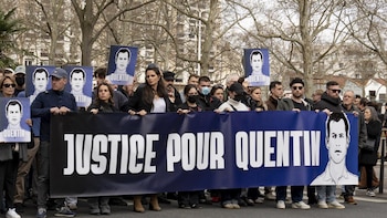 Saludos nazis y consignas racistas