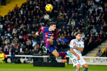 Robert Lewandowski intenta rematar