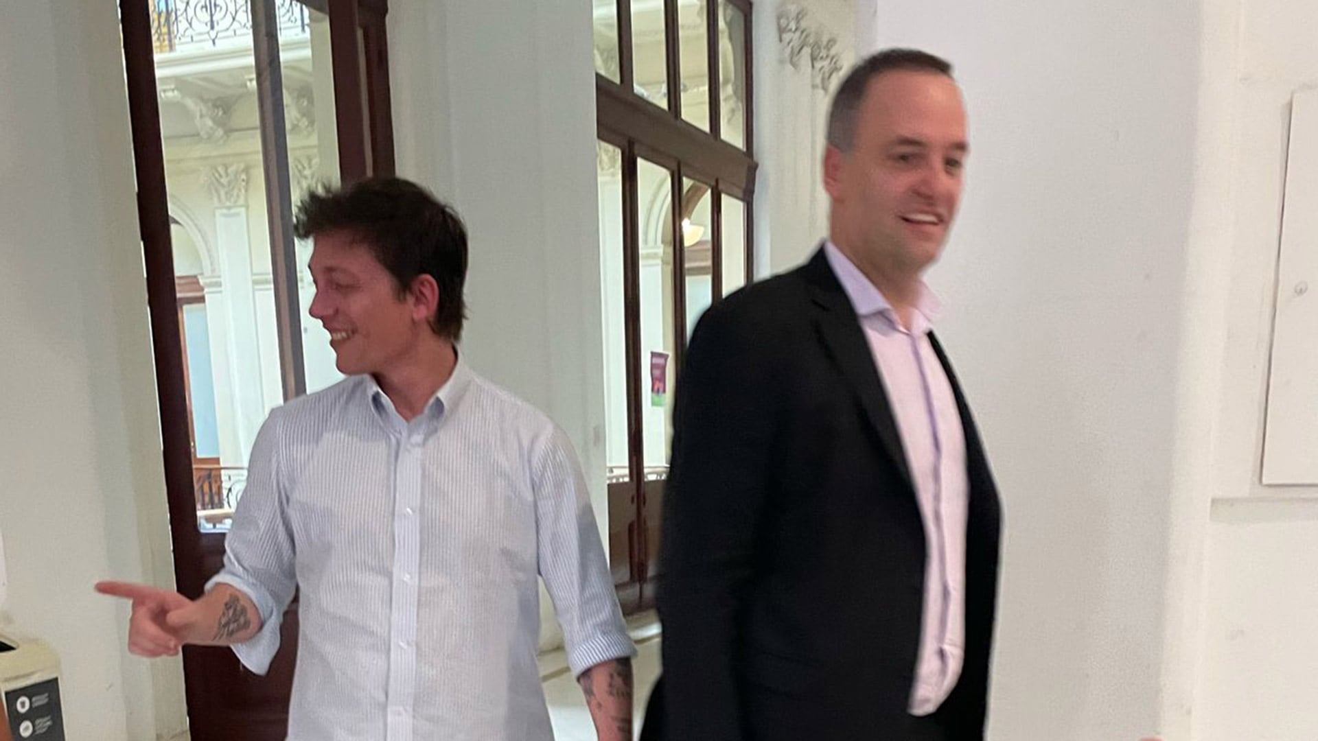 Manuel Adorni junto al asesor presidencial Santiago Caputo