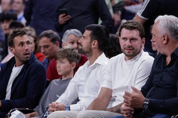 Novak Djokovic, com Luka Doncic, em jogo da EuroLeague. (EFE/Juanjo Martin)