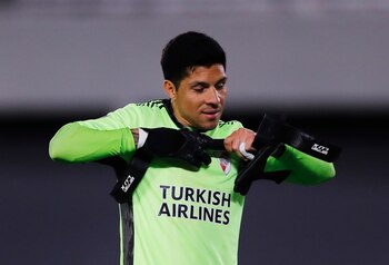 Enzo Pérez tuvo que atajar