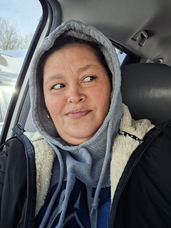 Una placa de detención en