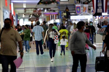 Personas caminan dentro del centro