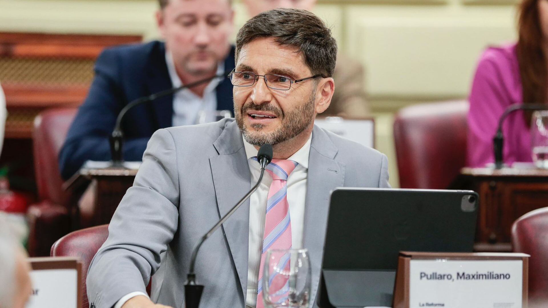 “Incorporamos con rango constitucional la ficha limpia, que todavía se discute en el Congreso nacional