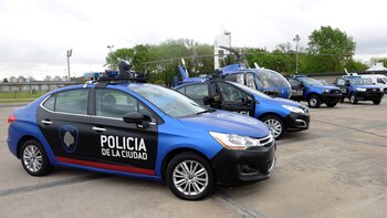 Varios patrulleros de comisarías cercanas