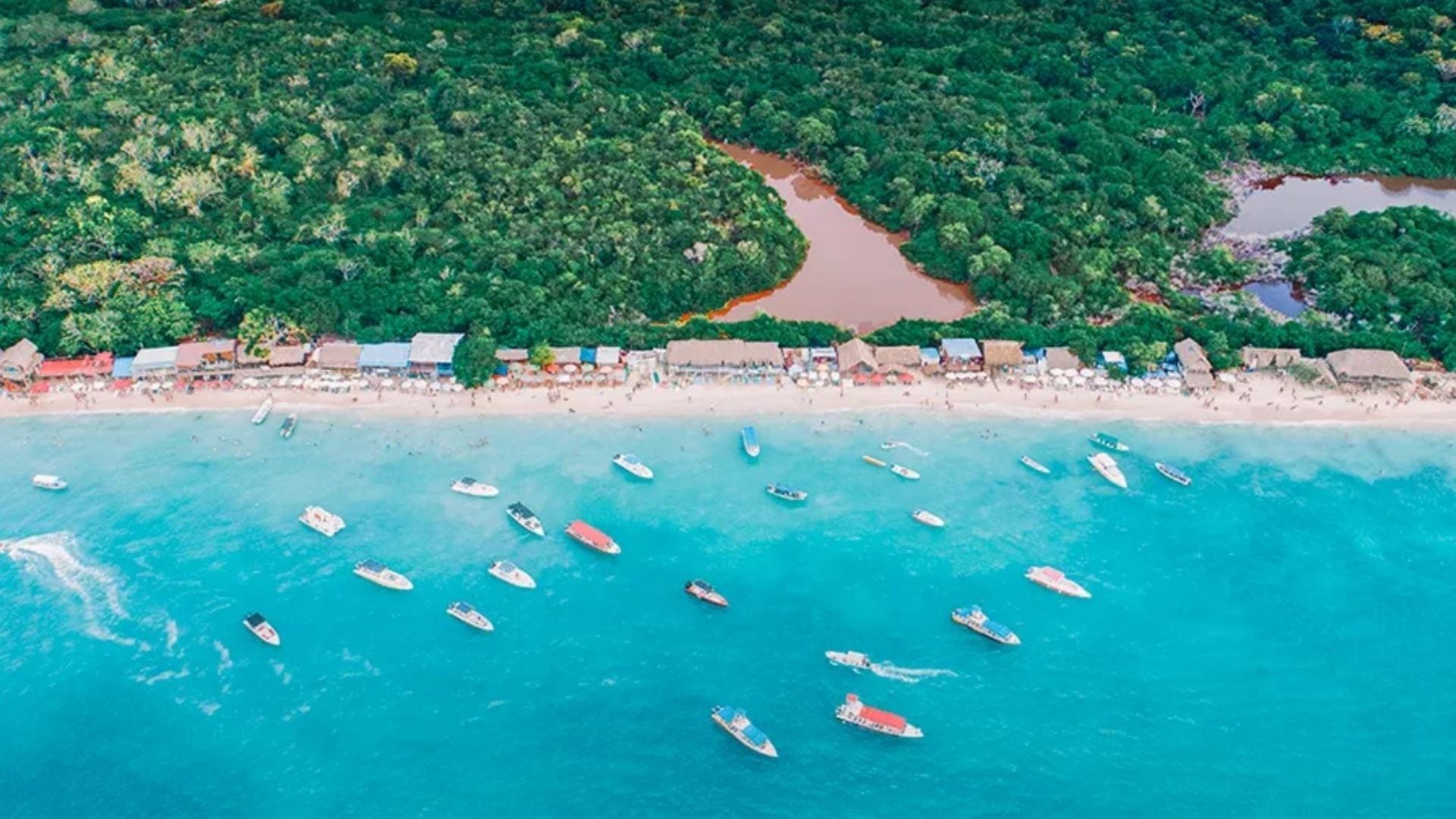 Este destino del Caribe colombiano cuenta con playas de arena clara, aguas cristalinas y diferentes paisajes naturales -crédito Procolombia