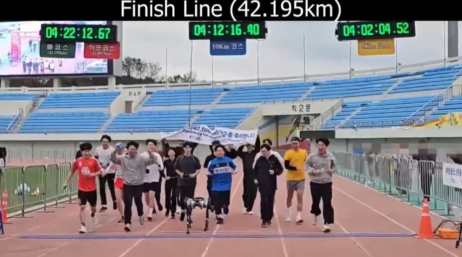 El RAIBO 2 completó la maratón en 4 horas y 19 minutos.. (EFE)