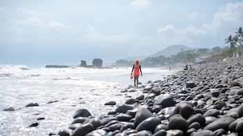 Turista francés desaparece en el Pacífico panameño, mientras que las autoridades ordenan el cierre de dos playas