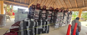 Pemex impulsa obras de infraestructura y entrega apoyos al municipio de Las Choapas.