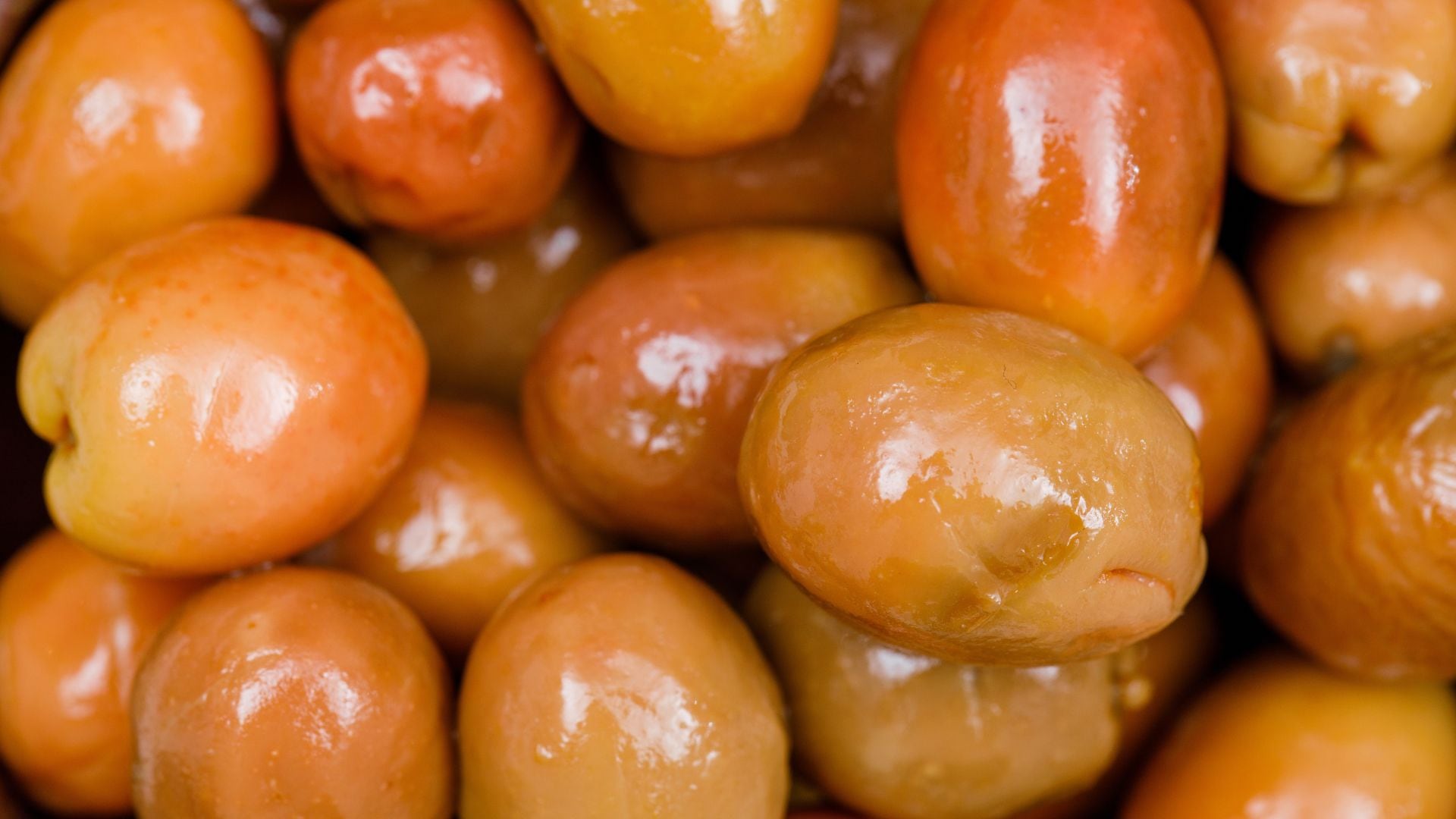 El hueso de las aceitunas u olivas pueden reutilizarse a nivel doméstico o a gran escala, siempre con usos ecológicos. / Freepick