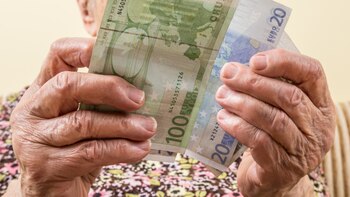 Una pensionista contando billetes de euro (ShutterStock)