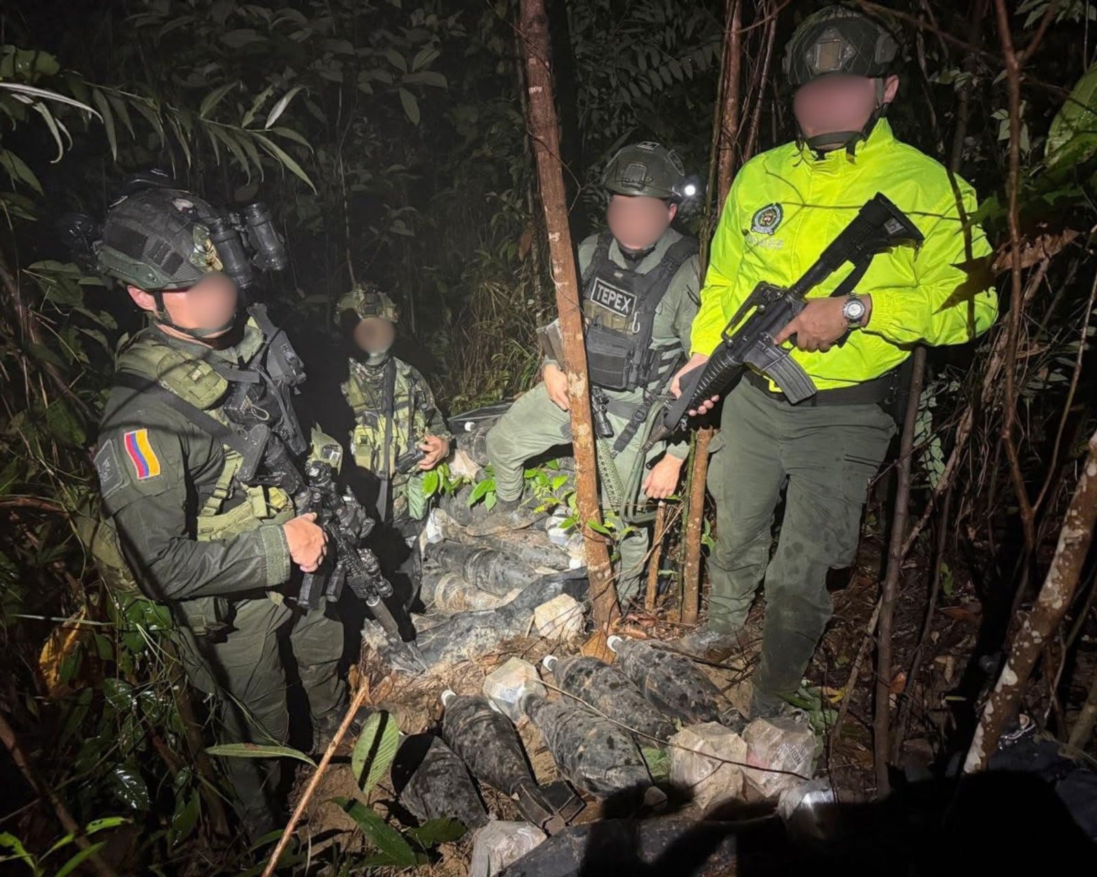 Los uniformados hicieron parte del operativo que terminó con la incautación del material - crédito Policía Nacional