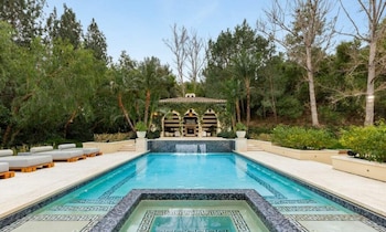 El patio trasero cuenta con