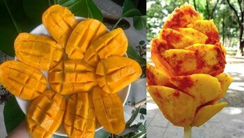 Un plato con mangos frescos pelados y cortados en cubos a la izquierda y un mango preparado en forma de flor con chile en un palo a la derecha