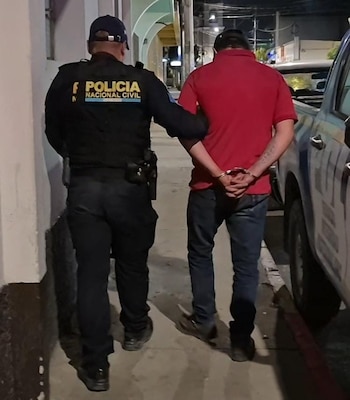 Agentes policiales arrestaron en Jalapa