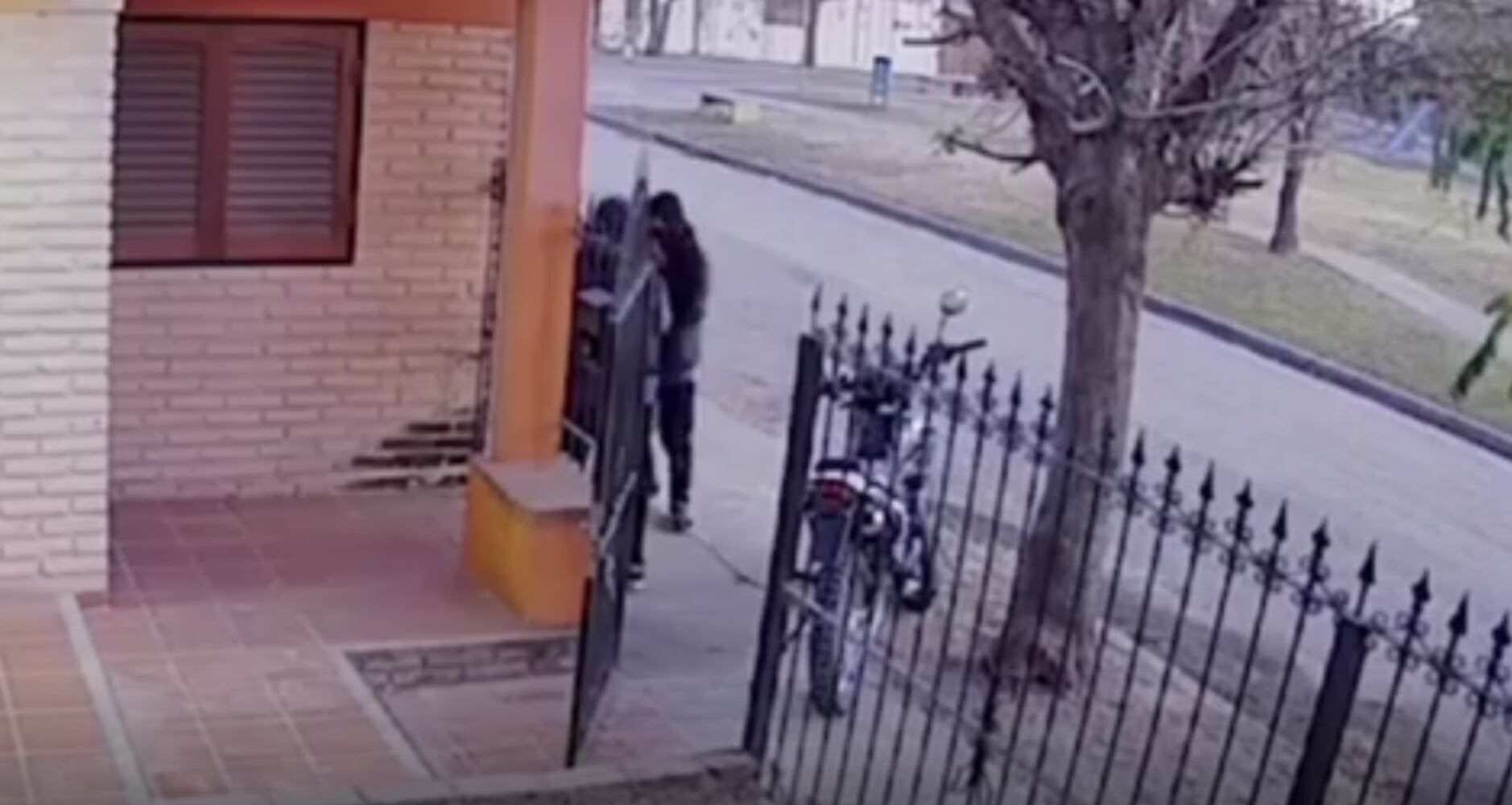 El delincuente intentó acorralar a la mujer para robarle