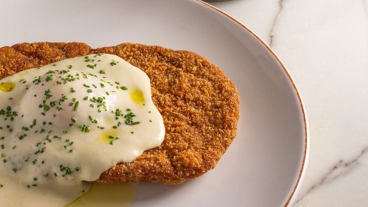 El plato principal de milanesa representó cerca del 37% del valor final detallado en la cuenta.