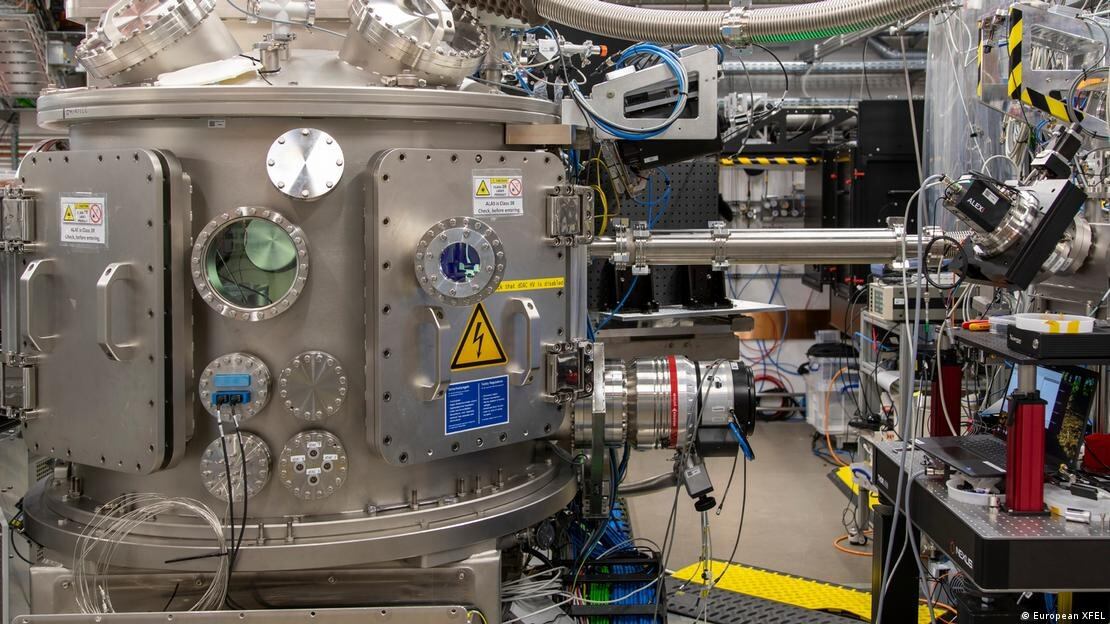 La formación del hielo XXI se logró aplicando presiones 20.000 veces mayores que la atmosférica, simulando condiciones de planetas y lunas (Imagen: European XFEL)