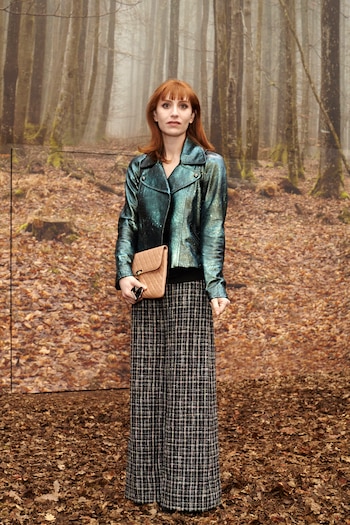 Lolita Chammah, el notable parecido de una de las hijas de Isabelle Huppert, posando para Chanel