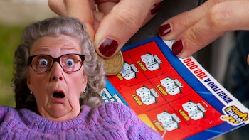 Una jubilada gana el 'Rasca y gana'. (Montaje Infobae con imágenes de Adobe Stock)