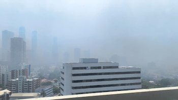 La humareda en Barranquilla redujo la visibilidad y generó molestias respiratorias en sectores como Riomar y Norte-Centro Histórico - crédito @_iclima / x