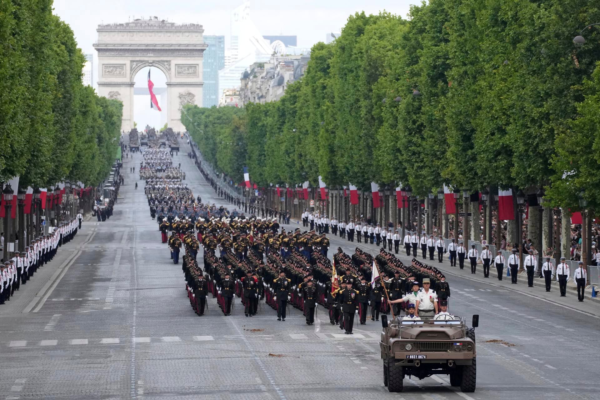 Las tropas francesas desfilan por la avenida de los Campos Elíseos durante el desfile del Día de la Bastilla, el lunes 14 de julio de 2025 en París. (Foto AP/ARCHIVO)
