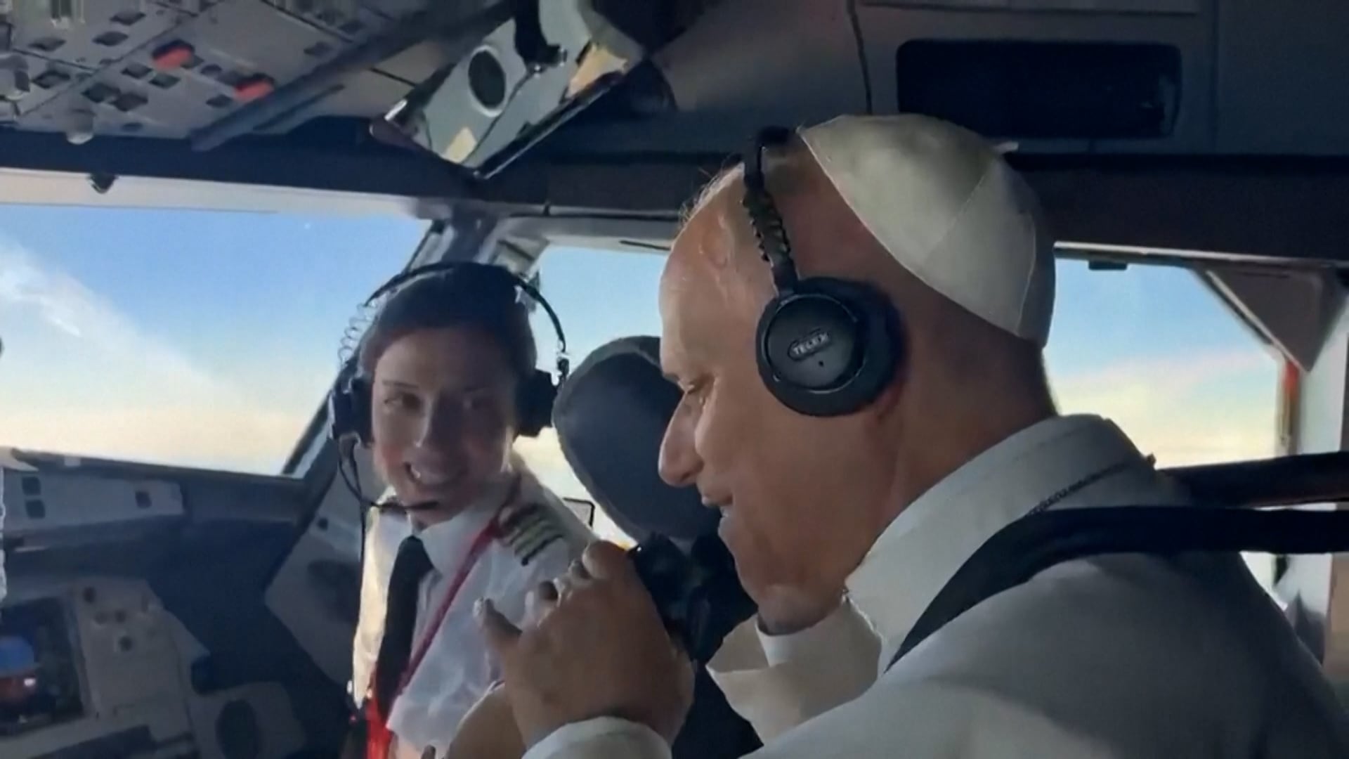 El papa León XIV tomó la radio en pleno vuelo y saludó a los pilotos del F-18 que participaron de la escolta aérea.