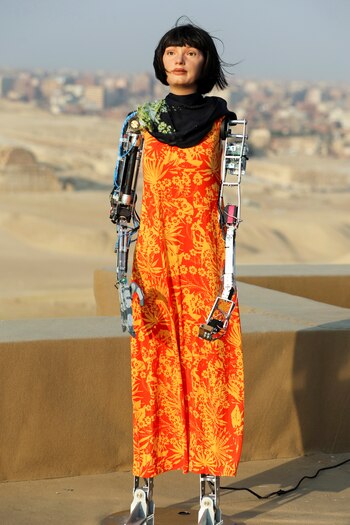 Ai-Da redefine límites artísticos con su creación de 7.5 pies de altura (REUTERS/Mohamed Abd El Ghany)