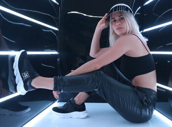 Julieta Puente junto a Sarkany